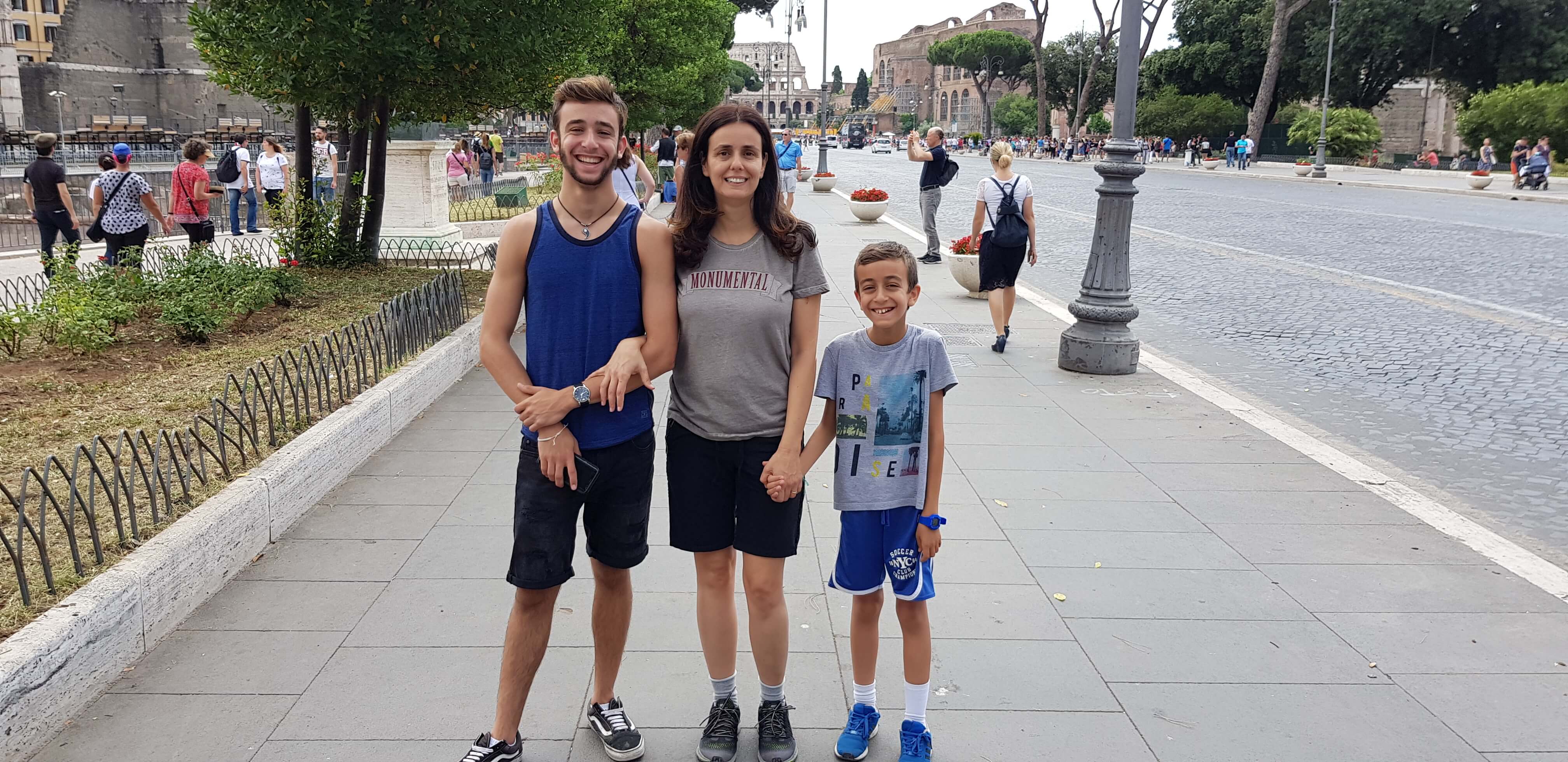 אסנת חן - הבנים ואני בכיכר וונציה ברומא
